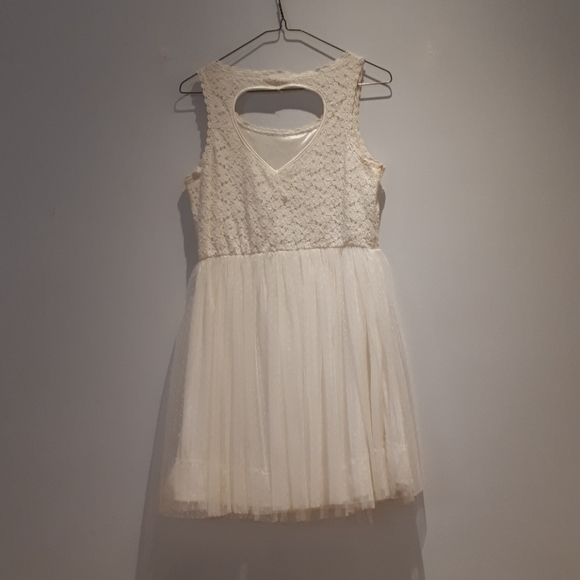 ARDENE white lace dress and heart in the back - Picture 2 of 5